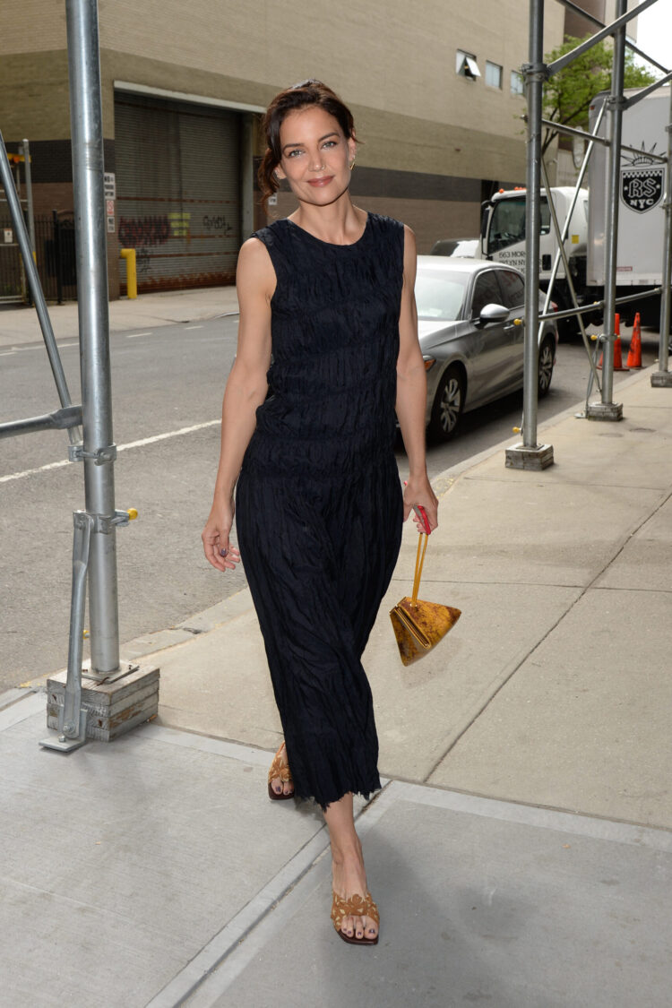 katie holmes feet 4 scaled