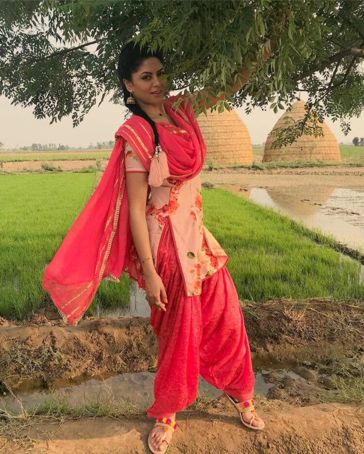 kavita kaushik feet 6