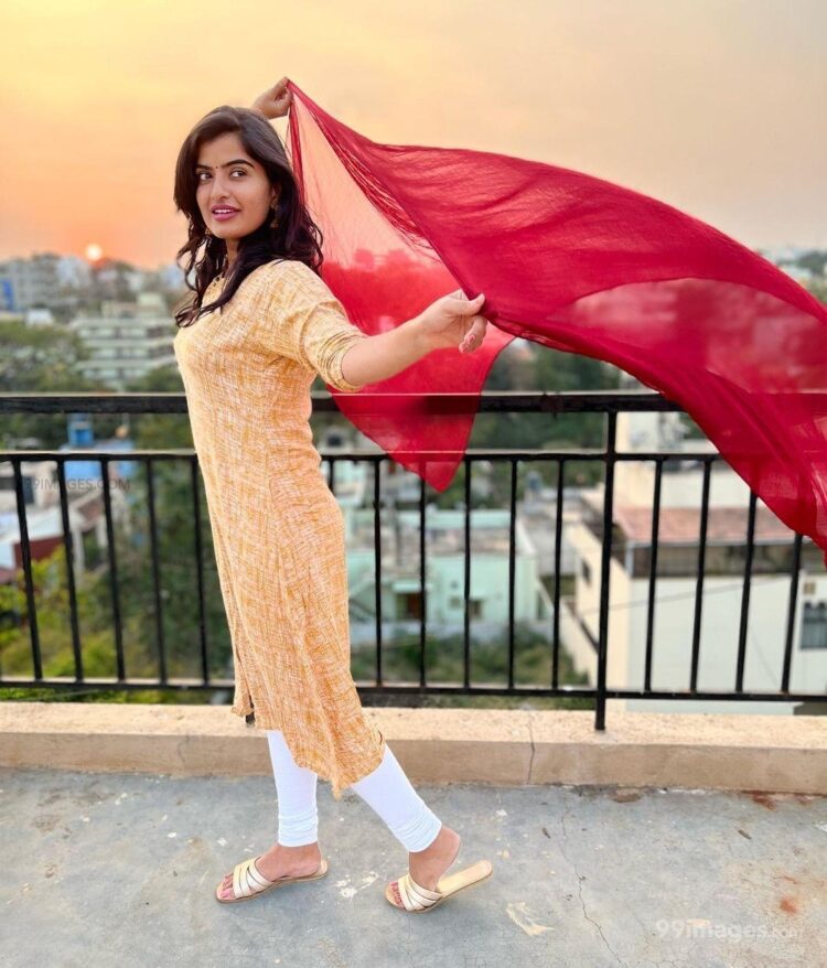 keerthana podhuval feet 5