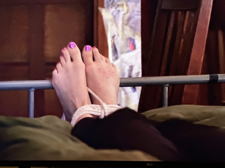 kelcie stranahan feet scaled