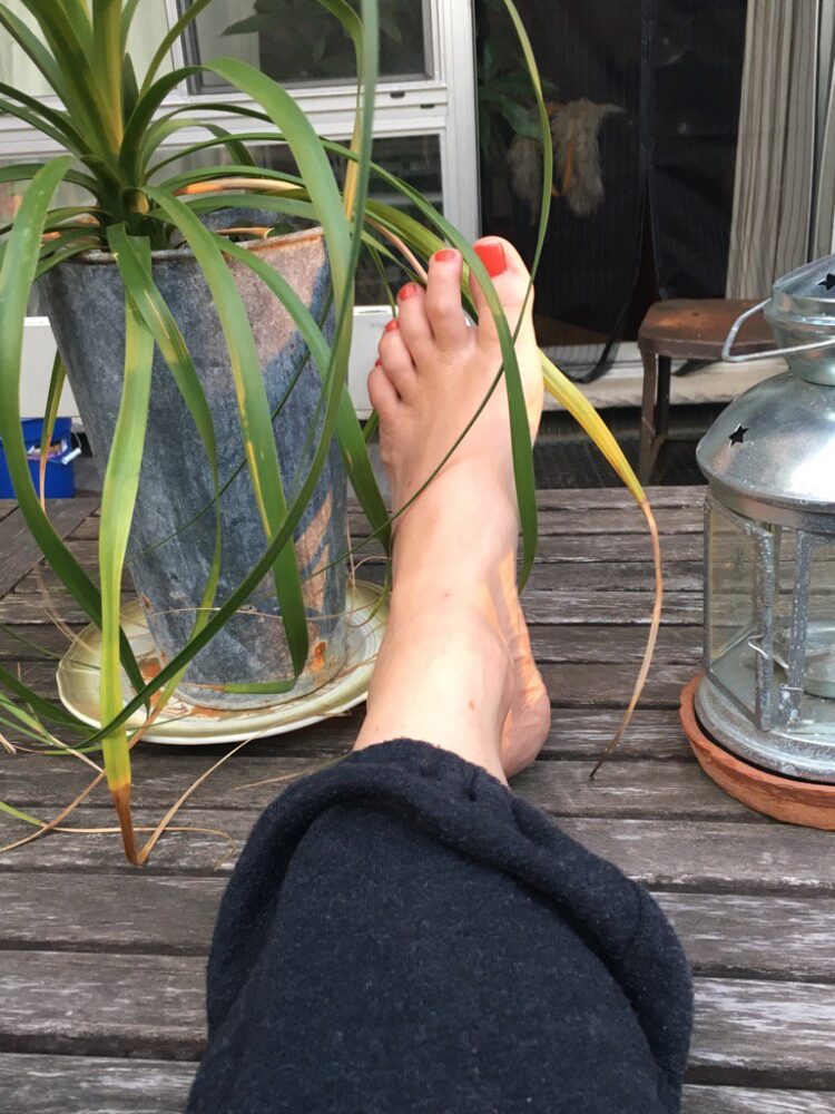 kelli giddish feet 1