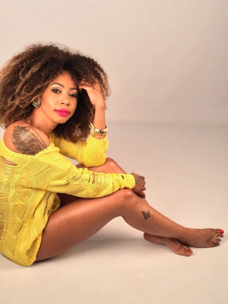 kelly khumalo feet