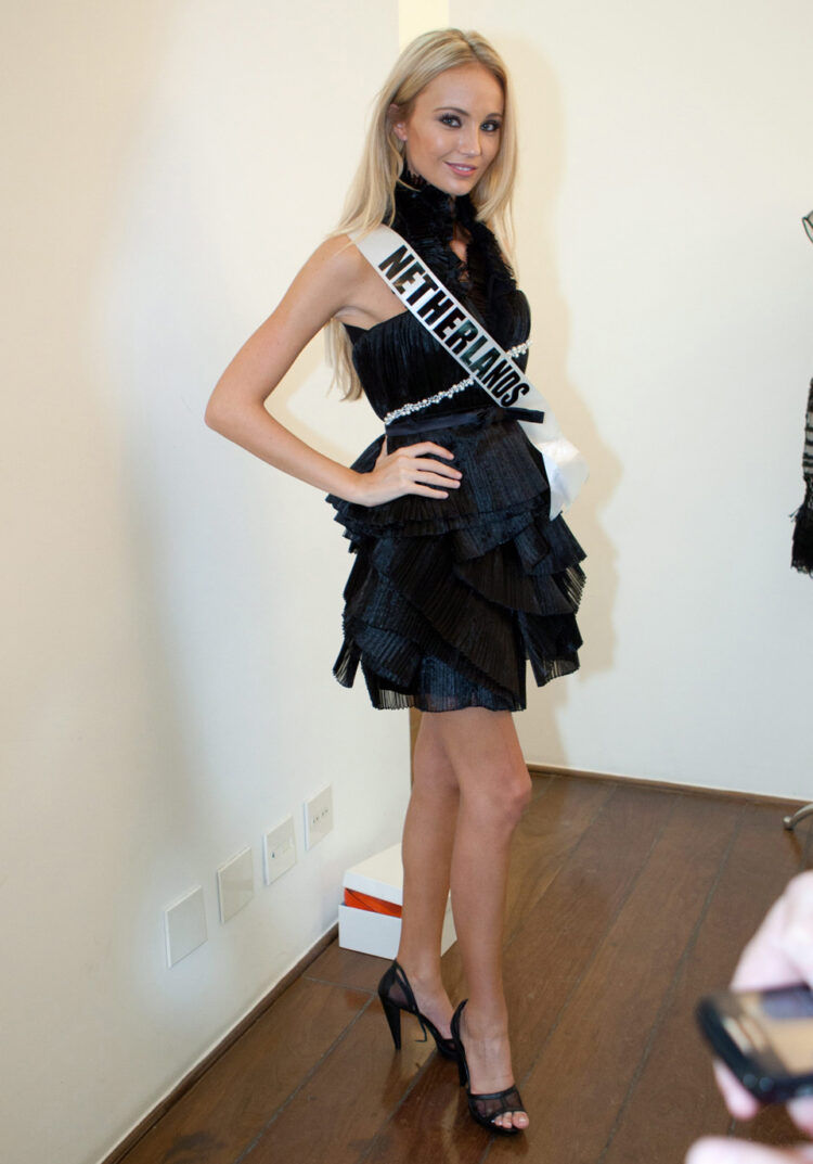 kelly weekers feet 3