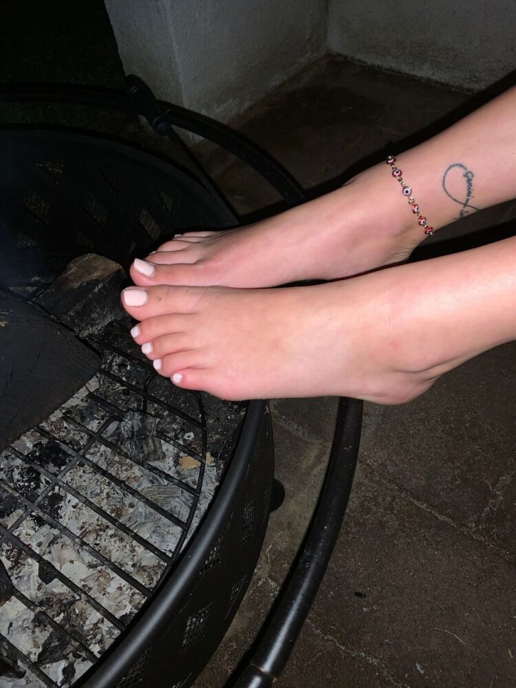 kelsey lewis feet