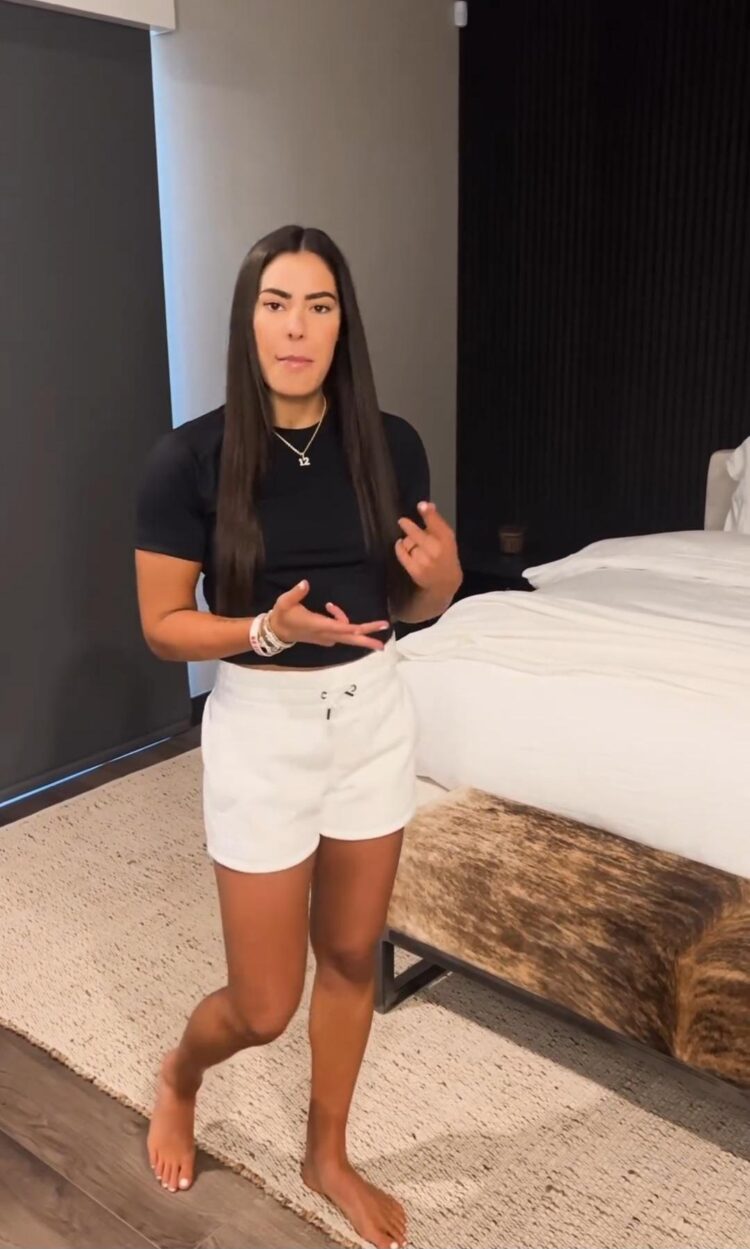 kelsey plum feet 5