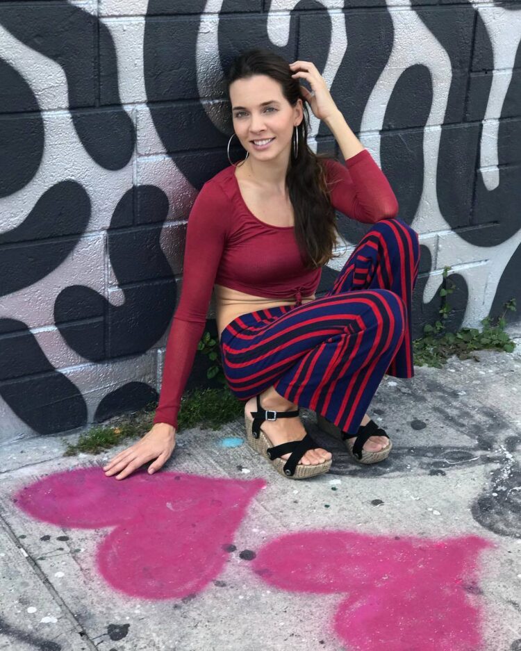 kendra santacruz feet