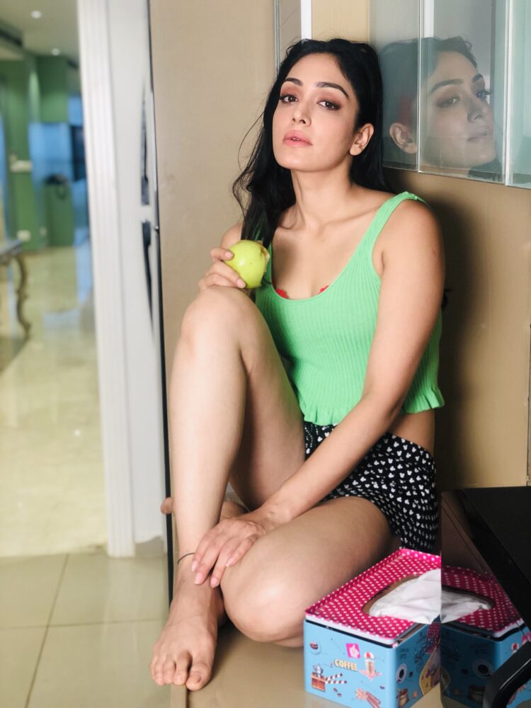 khushali kumar feet