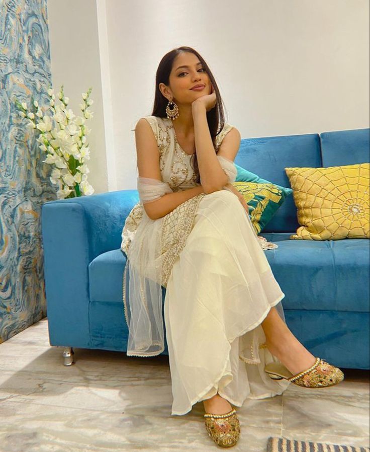 khushi hegde feet