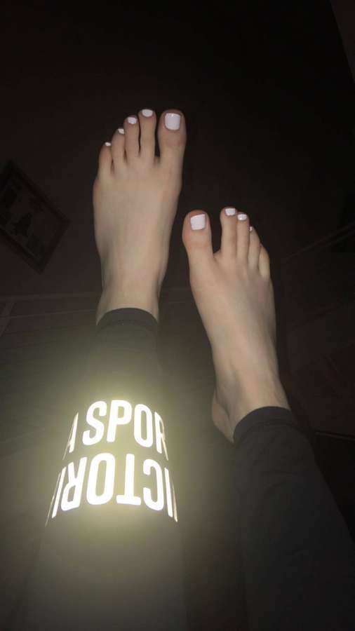 kiiara feet 3