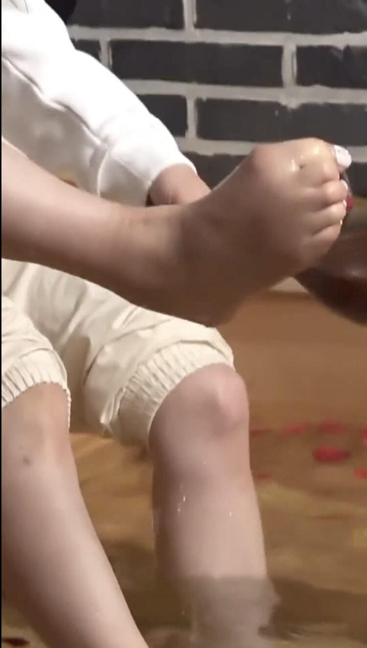 kim young ok feet 1
