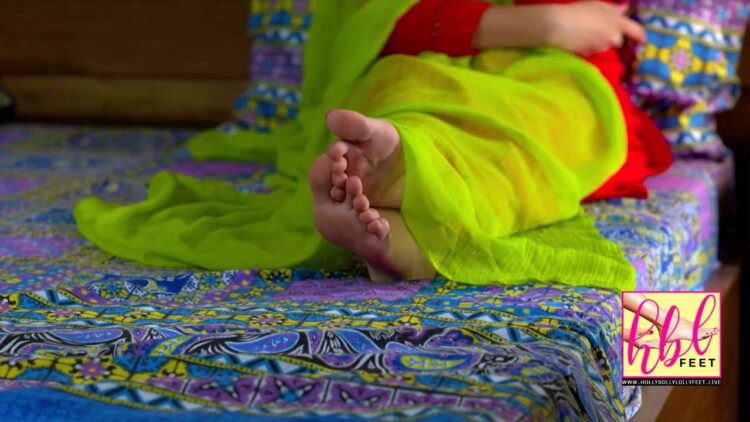 kinza hashmi feet