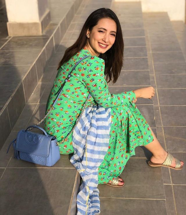 komal aziz khan feet 1
