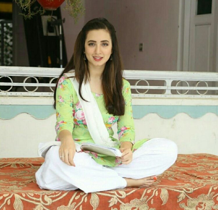 komal aziz khan feet 5