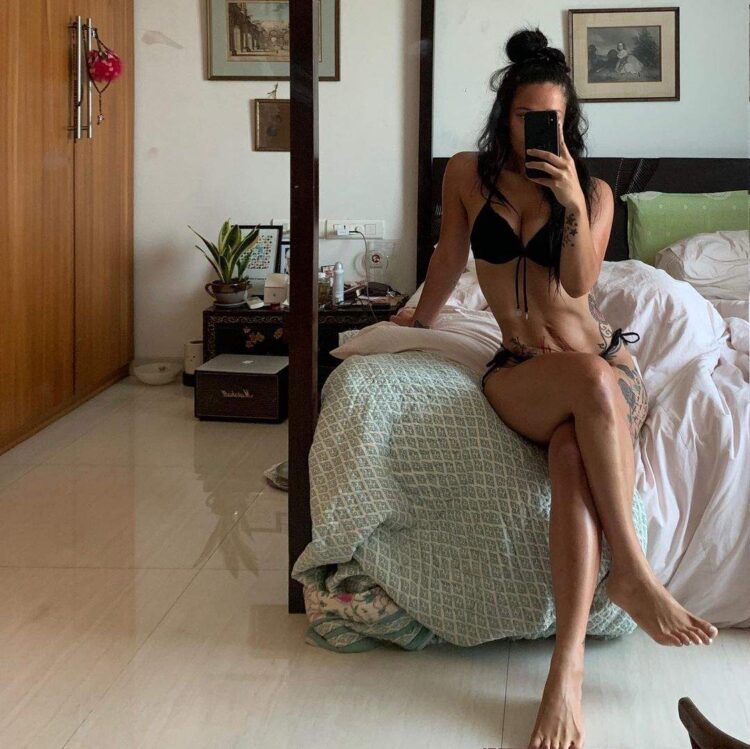 krishna shroff feet 6