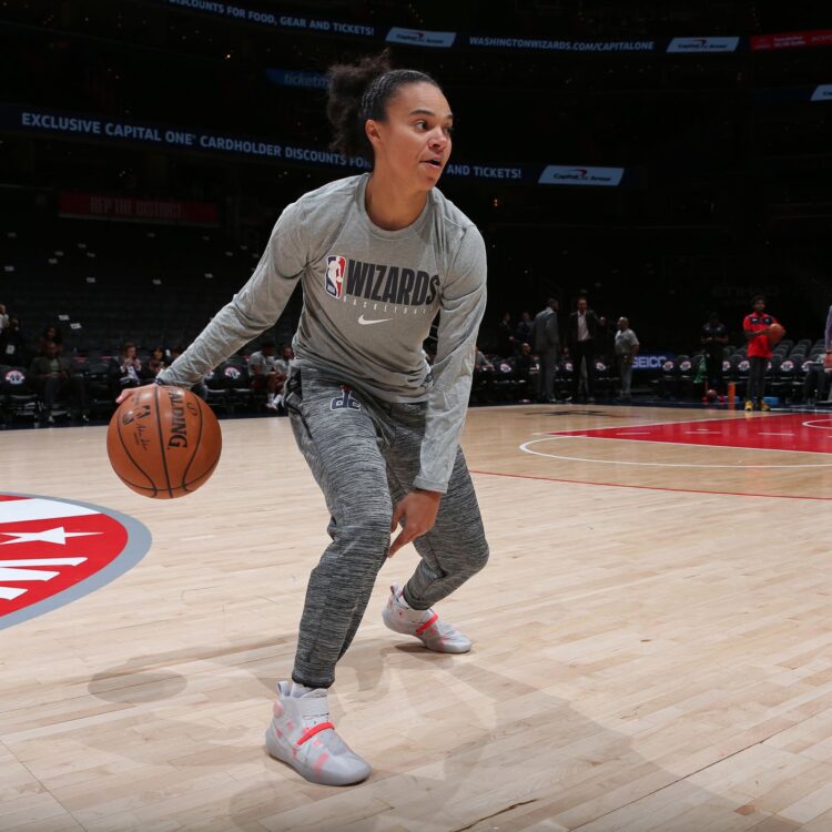 kristi toliver feet 5