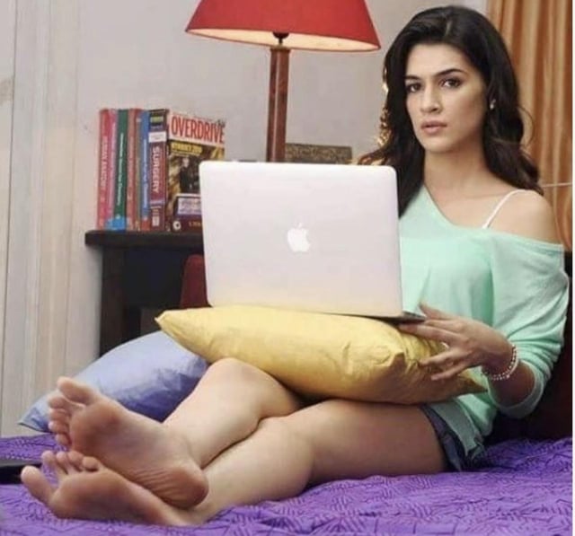 kriti sanon feet
