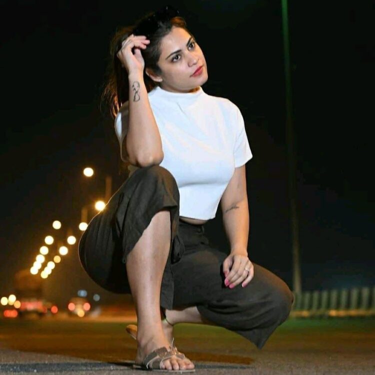 kritika malik feet 4