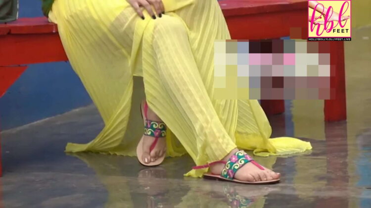 kubra khan feet 3