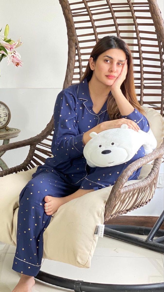 kubra khan feet 5