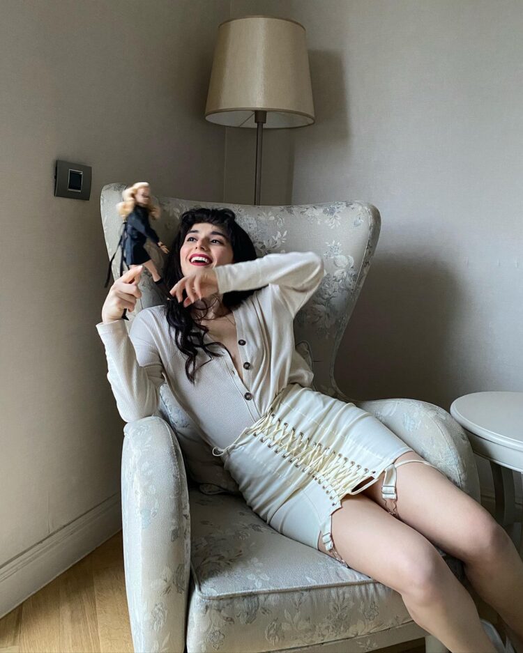 kurretulayn matur feet 5