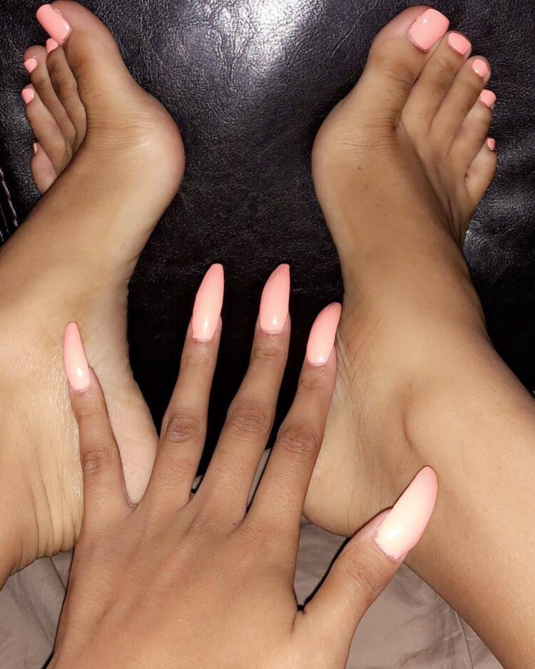 la love the boss feet