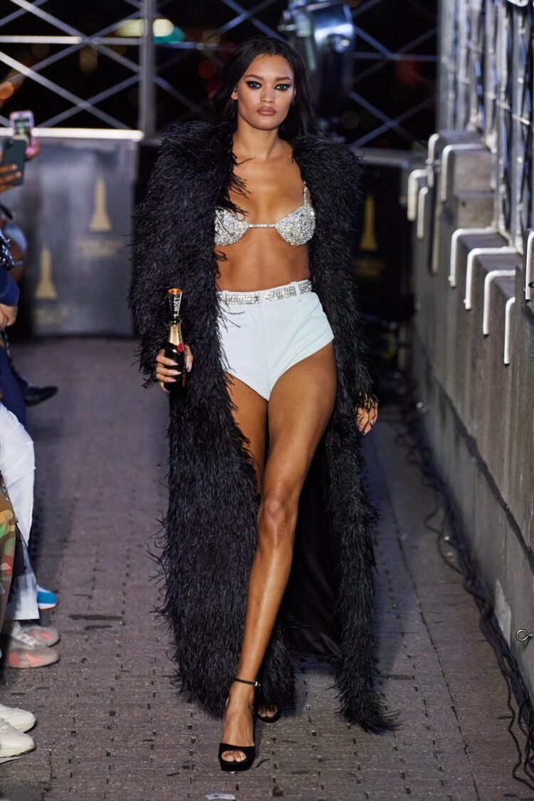 lameka fox feet 4 scaled