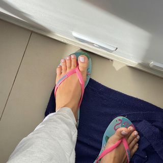 lari oliveira feet