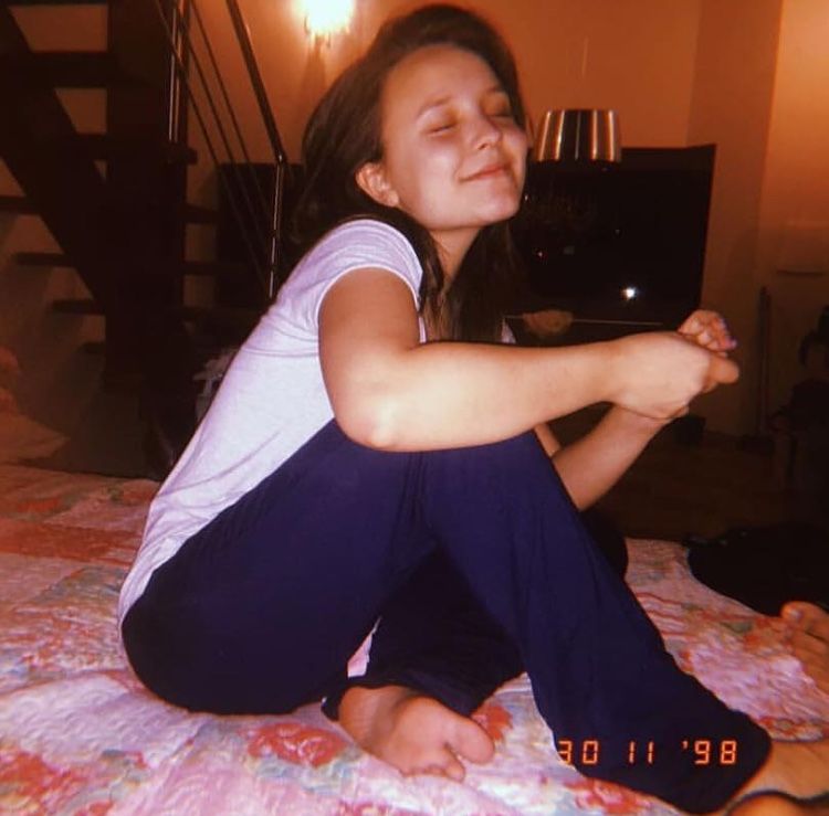 larissa manoela feet 5