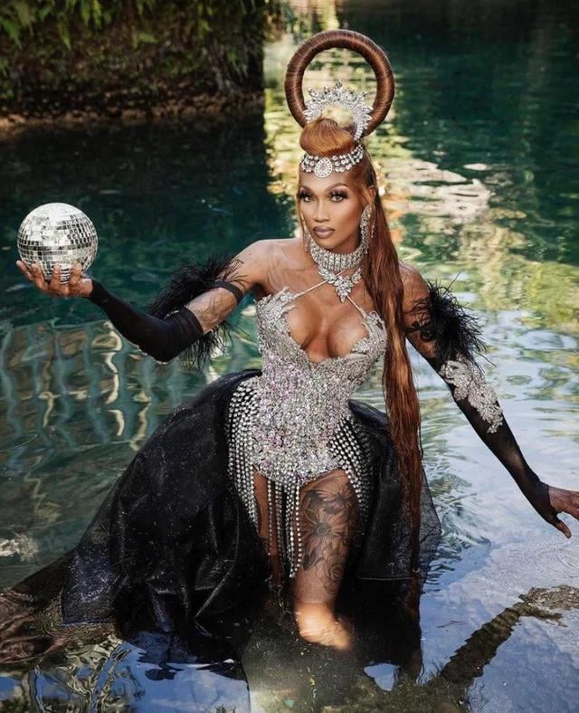 lashauwn beyond feet 5