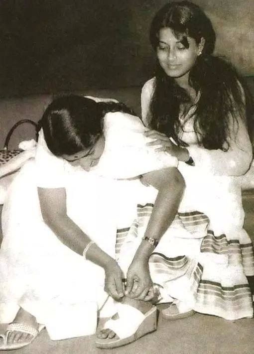 lata mangeshkar feet
