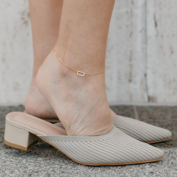 laura elizabeth feet 6