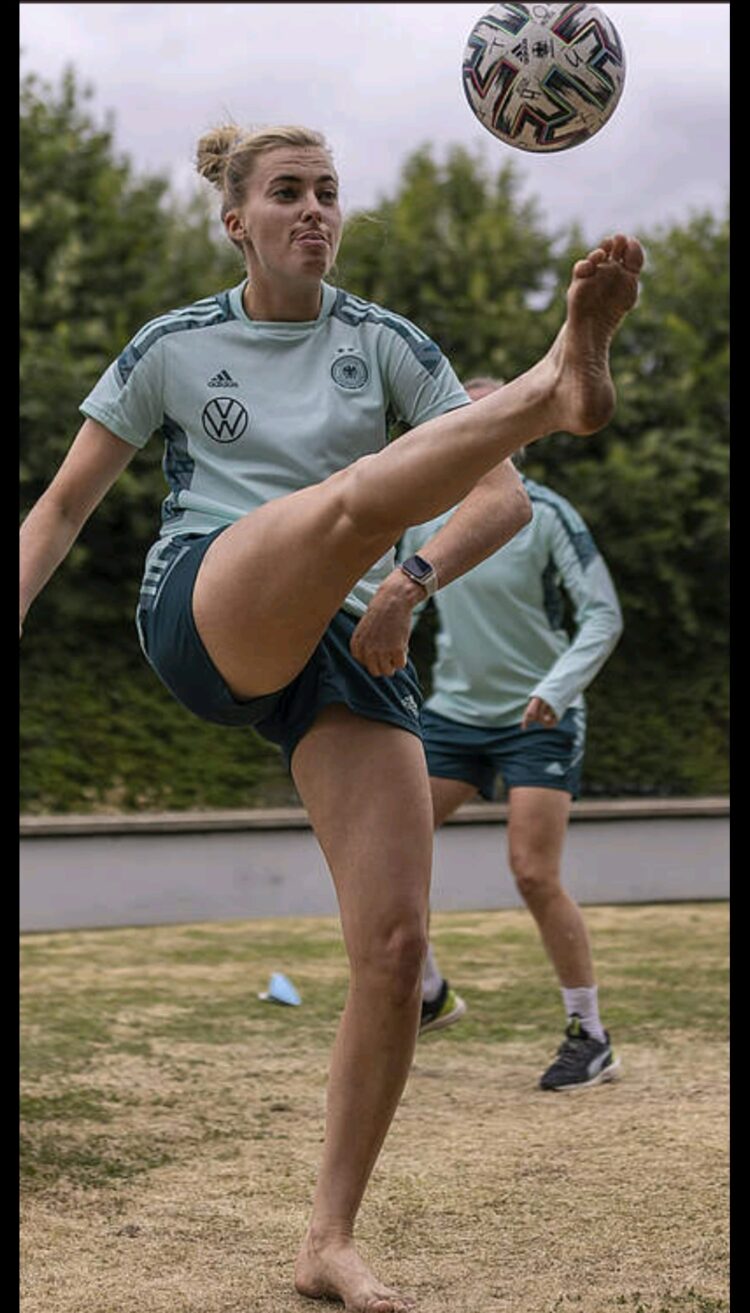 laura freigang feet 1