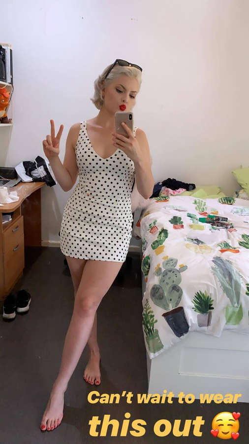 laura gilbert feet 6