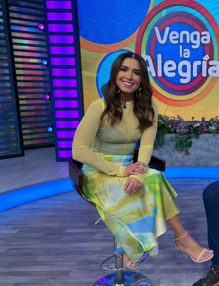 laura gonzalez feet 1