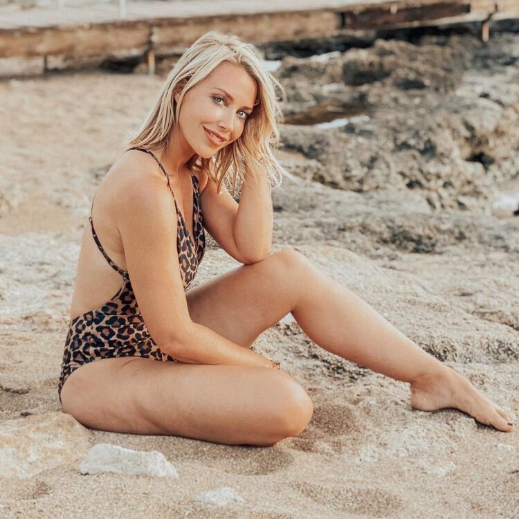 laura hamilton feet 4