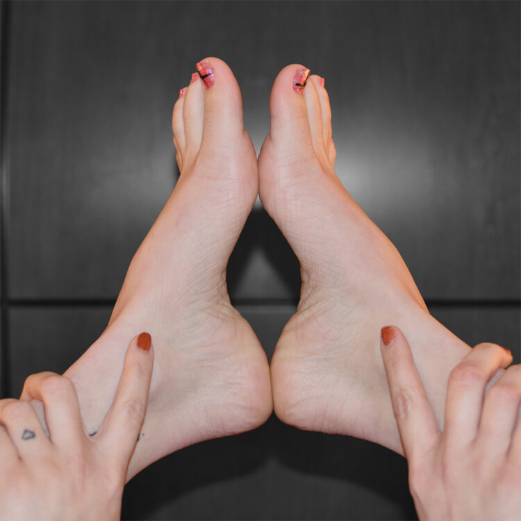 laura harris feet