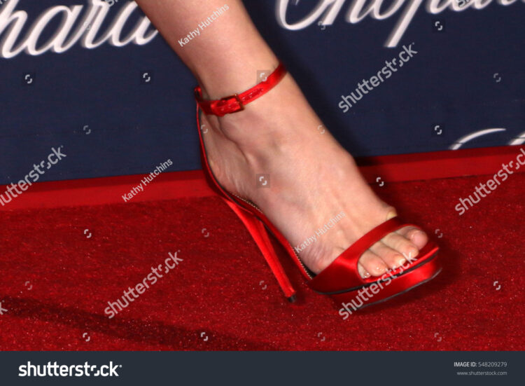 laura linney feet 5