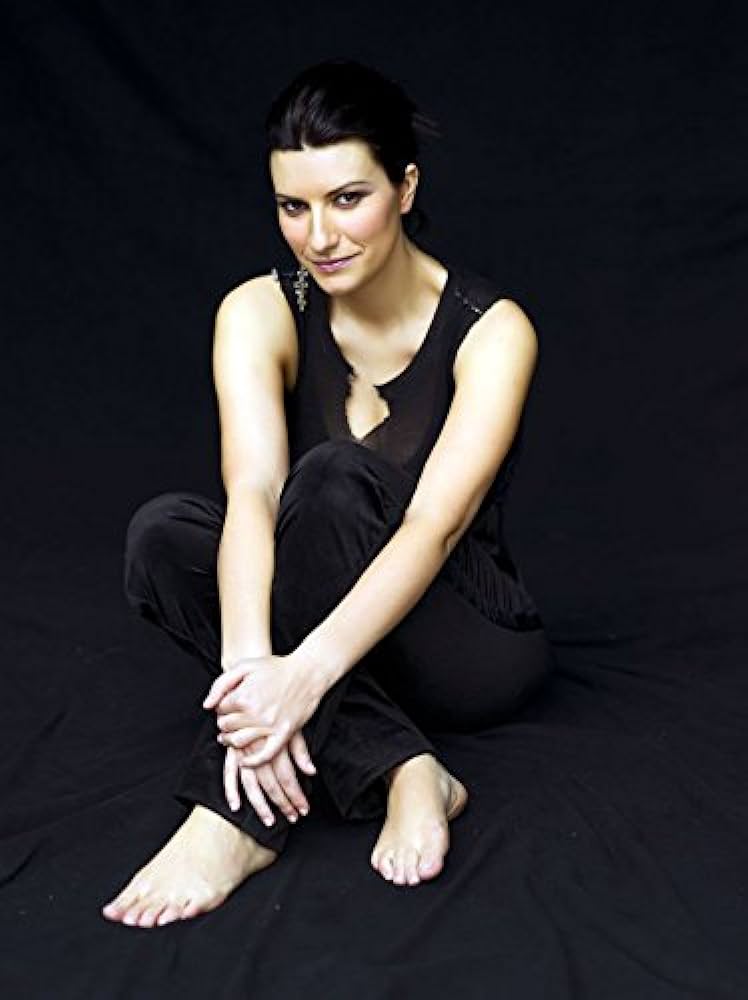 laura pausini feet 1