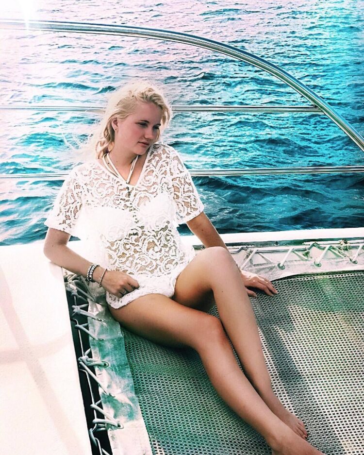 laura van den elzen feet