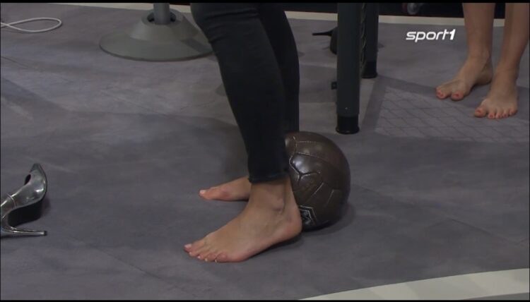 laura wontorra feet 2