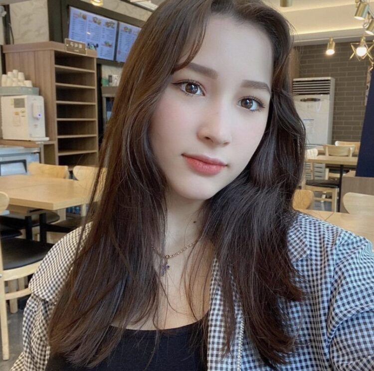 lea navvab huening feet