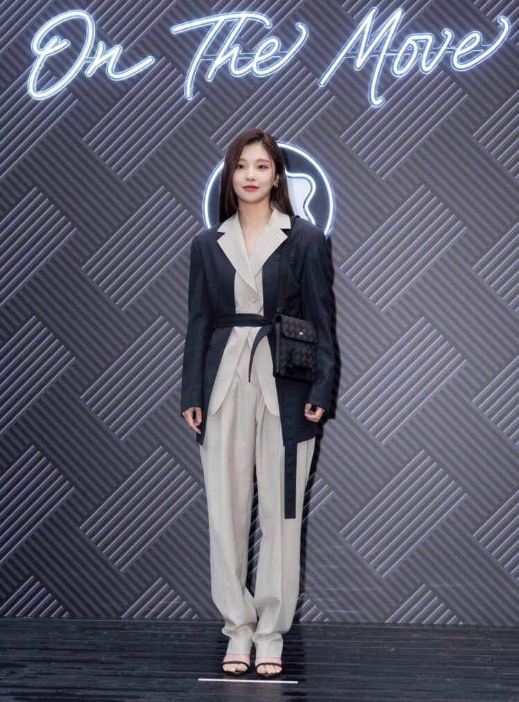 lee si won feet 4 scaled