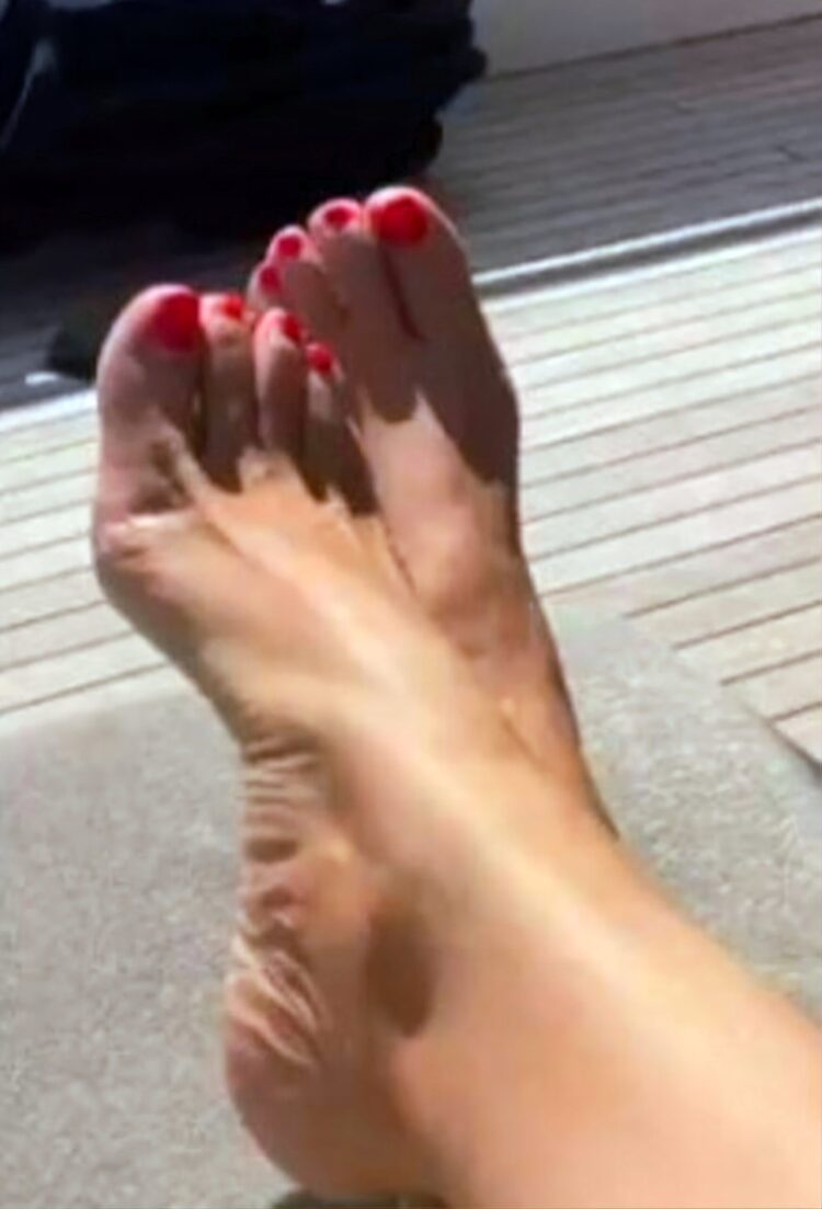 lepa brena feet scaled