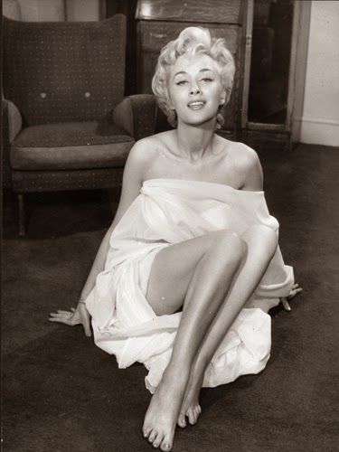 lesley monroe feet 1