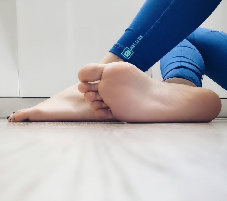 lexi sun feet 5