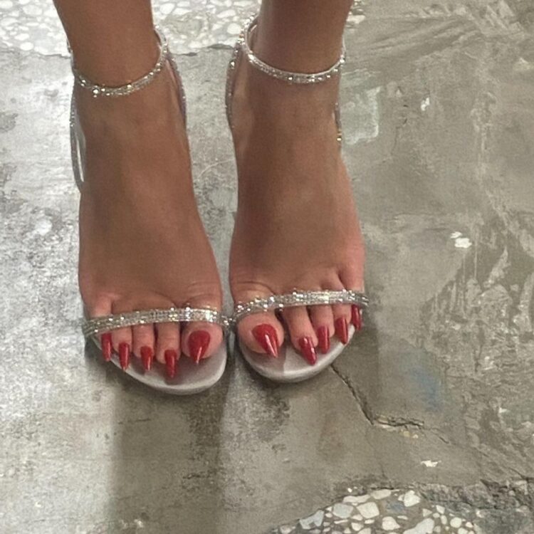 lila moss feet 1
