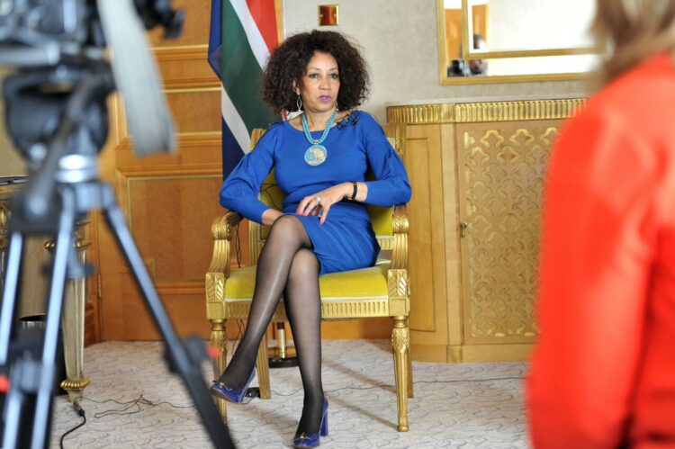 lindiwe sisulu feet 5