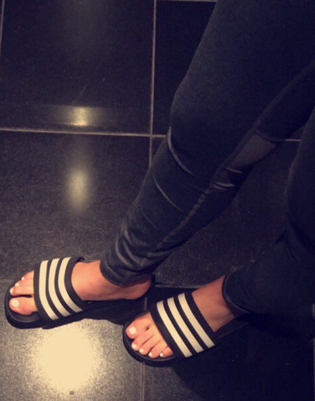 lindsey horan feet 1