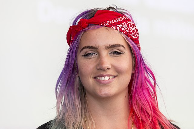 linnea claeson feet 5