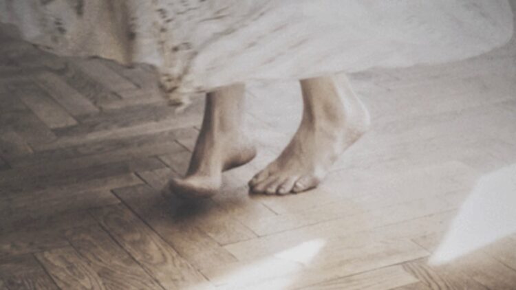 lisa gerrard feet